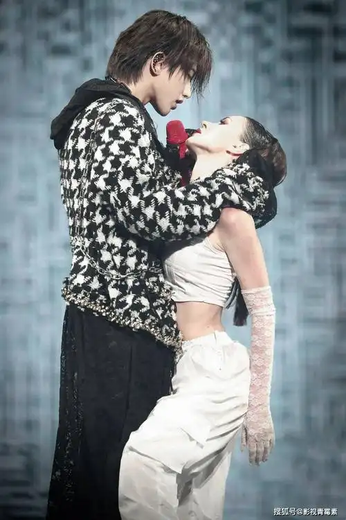 原创蔡徐坤南京演唱会官宣粉丝直呼哭着看借位吻这才是真顶流