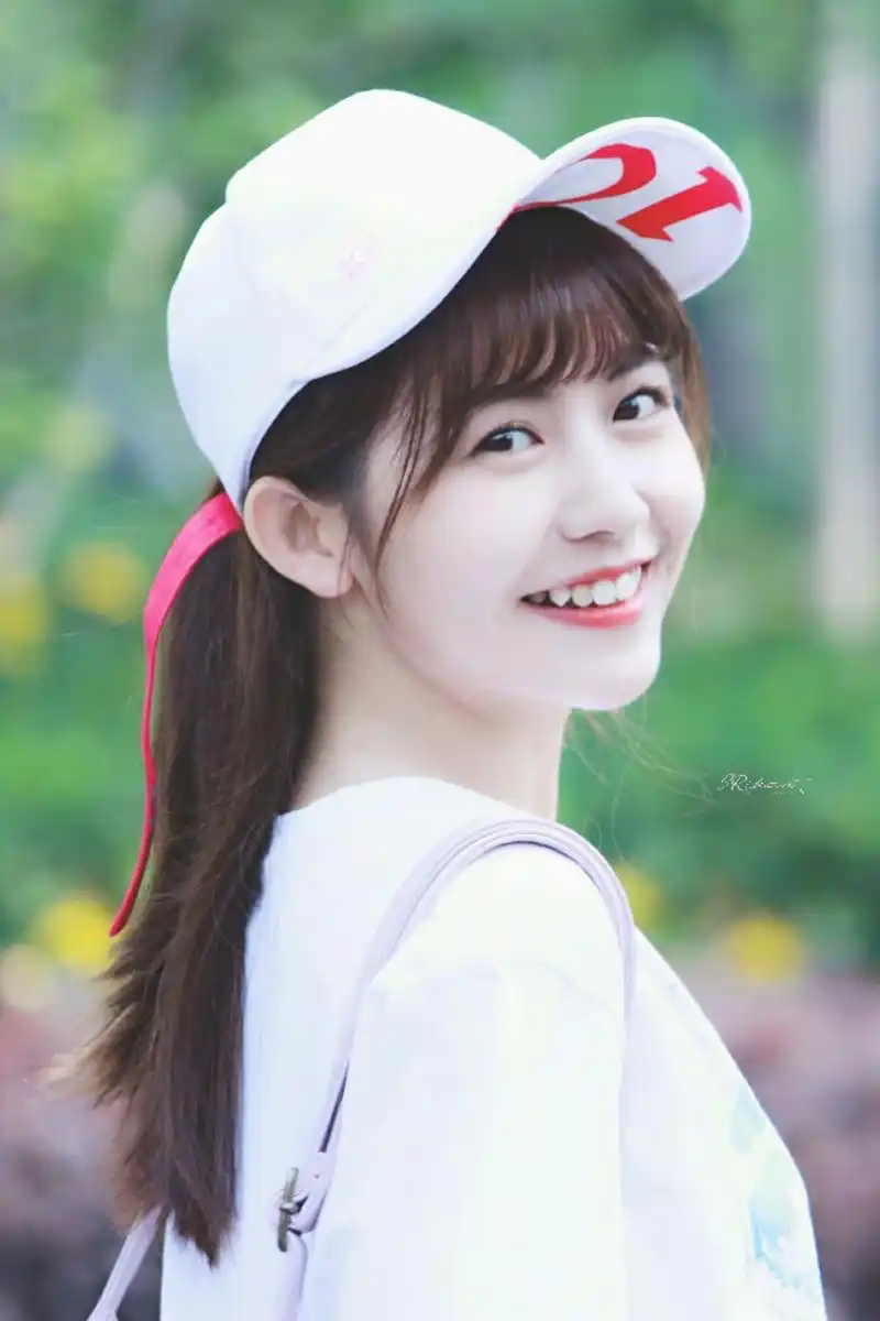 今日份的可爱女孩赖美云,她拥有甜美的酒窝和笑容,超治愈!