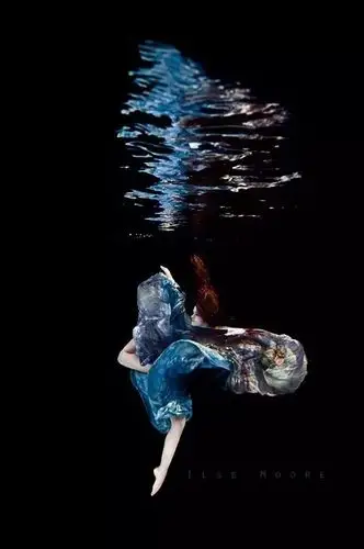 沉入水底的女神,这样的照片真的美到窒息