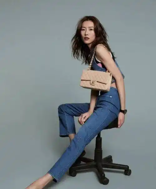原创刘雯穿牛仔吊带配香奈儿气质甜美超模身材比例完美时尚迷人