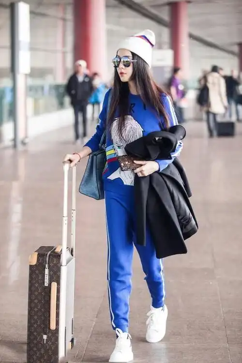 曾经,范冰冰在现身机场时就穿着一身运动装,减龄又休闲.