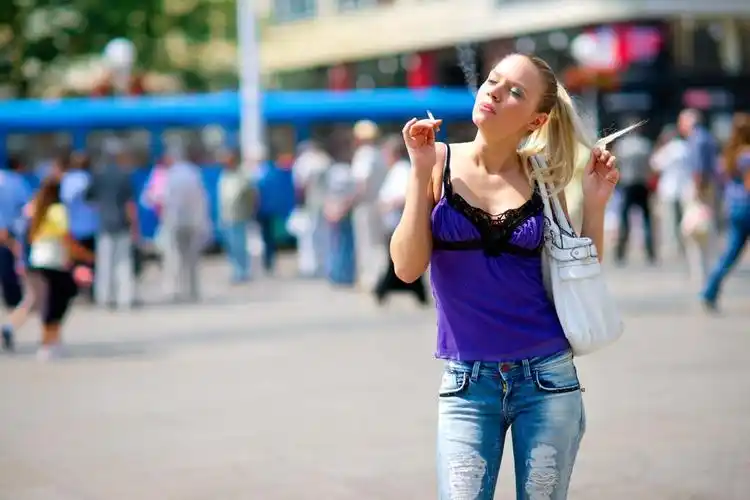 香烟的女人,在大街上的女人吸烟香烟