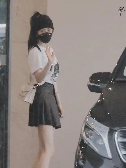 杨幂穿百褶裙上热搜网友惊呼一点不像孩子妈