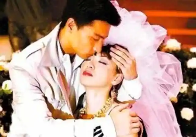 老照片:晕倒在刘德华怀里的梅艳芳,笑着参见梅艳芳葬礼的张柏芝