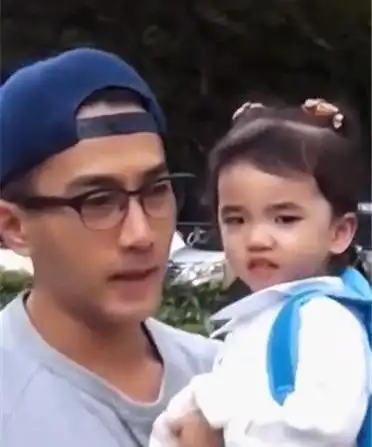 时隔6年,杨幂女儿小糯米正脸罕见曝光,五官长开和妈妈很像