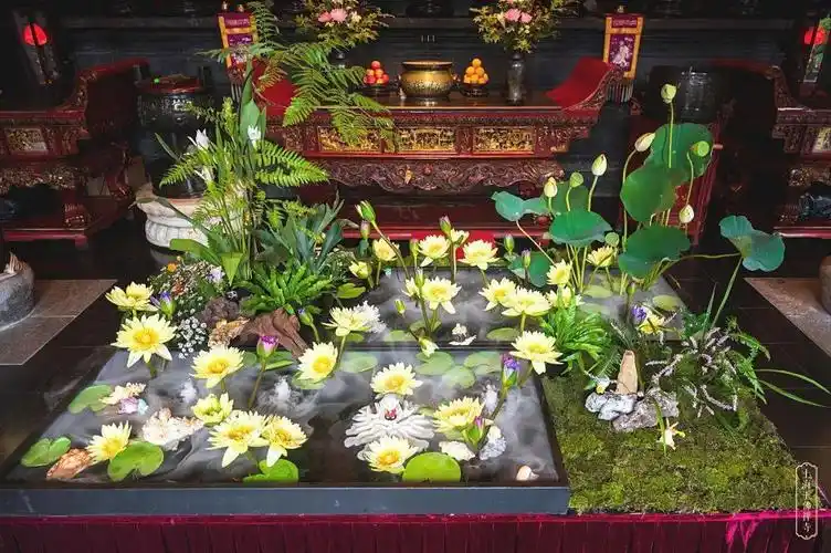 了《佛说阿弥陀经》所描绘的极乐世界的部分景象:"极乐国土,有七宝池