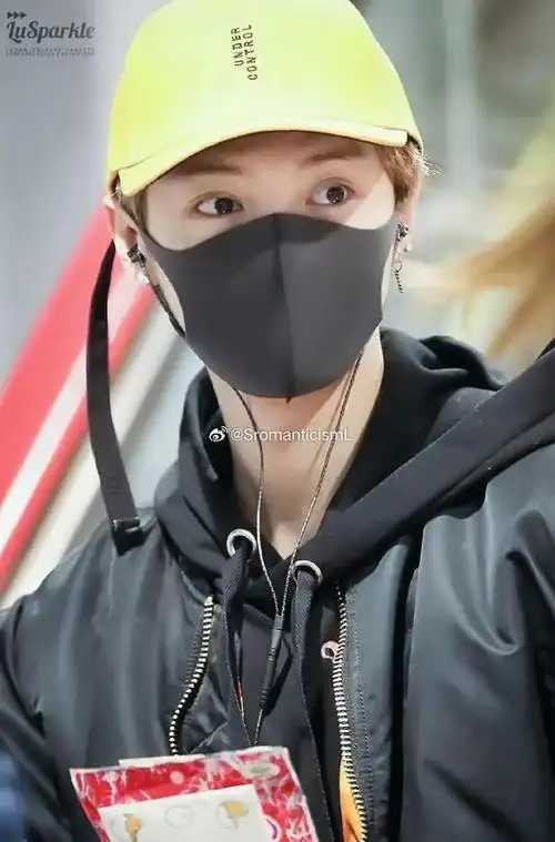 鹿晗机场又掀热潮:从香味到眼神,绅士又温柔!满满少年感