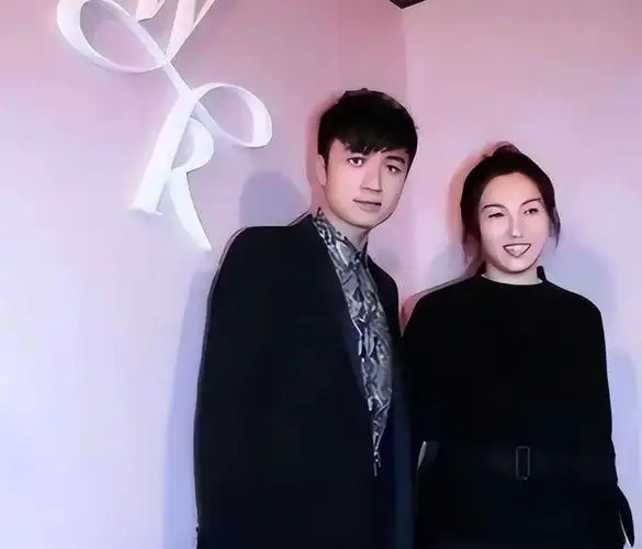 古巨基的老婆原来是她,打扮简单却很耐看,气质丝毫不输女明星|西装