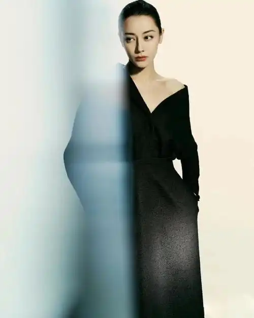 好好看,优雅77摩登完全适配迪丽热巴的年龄,既不老气又没有装嫩,很