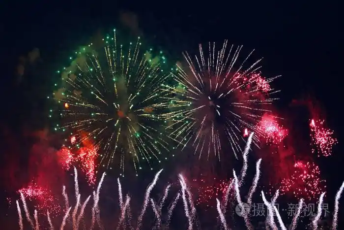 华丽美丽的多色烟花在天空中
