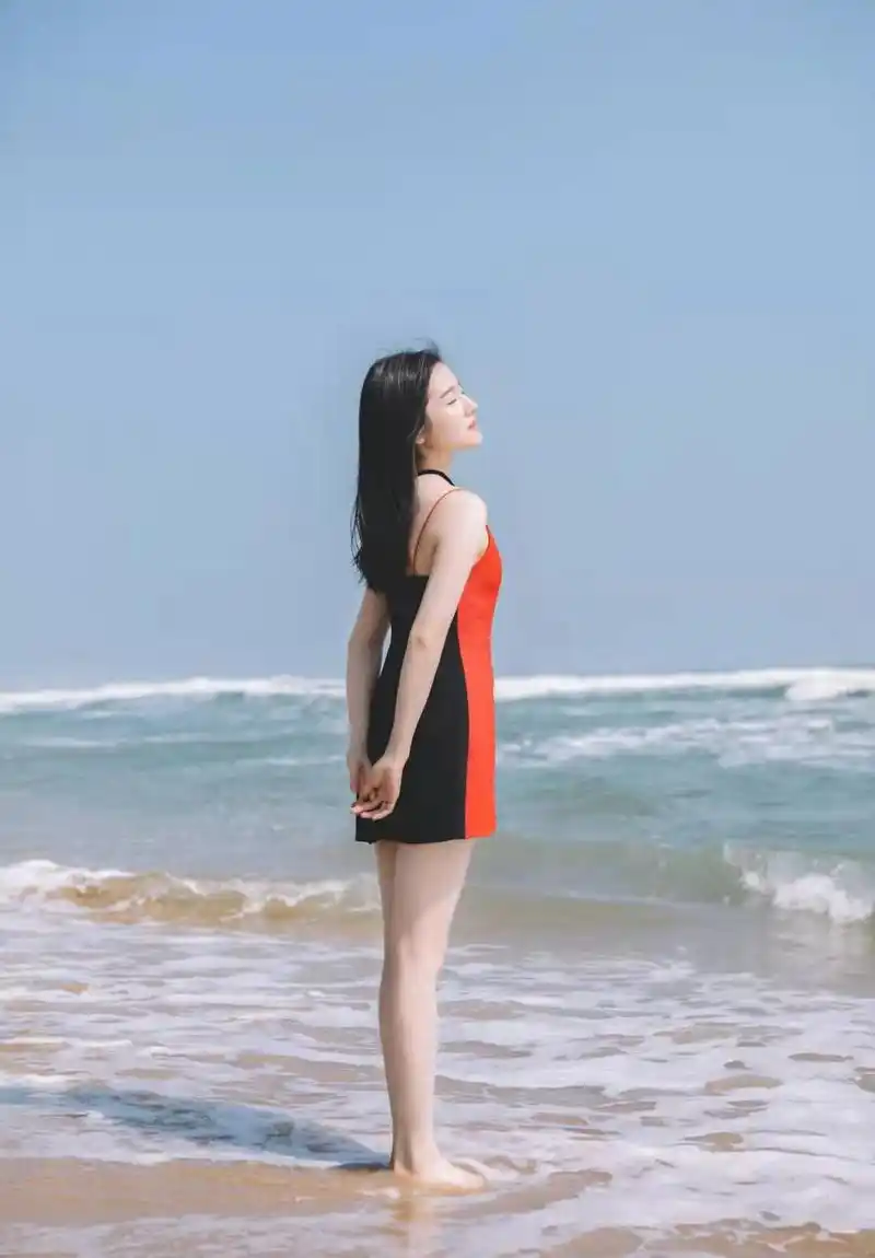 李兰迪牵白马海边拍照,穿拼色吊带裙小秀性感,95后女孩不简单!