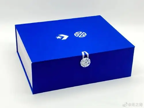 和代言人张艺兴超话联名鞋款,细节太美,把青花瓷,专辑《莲》和bandana