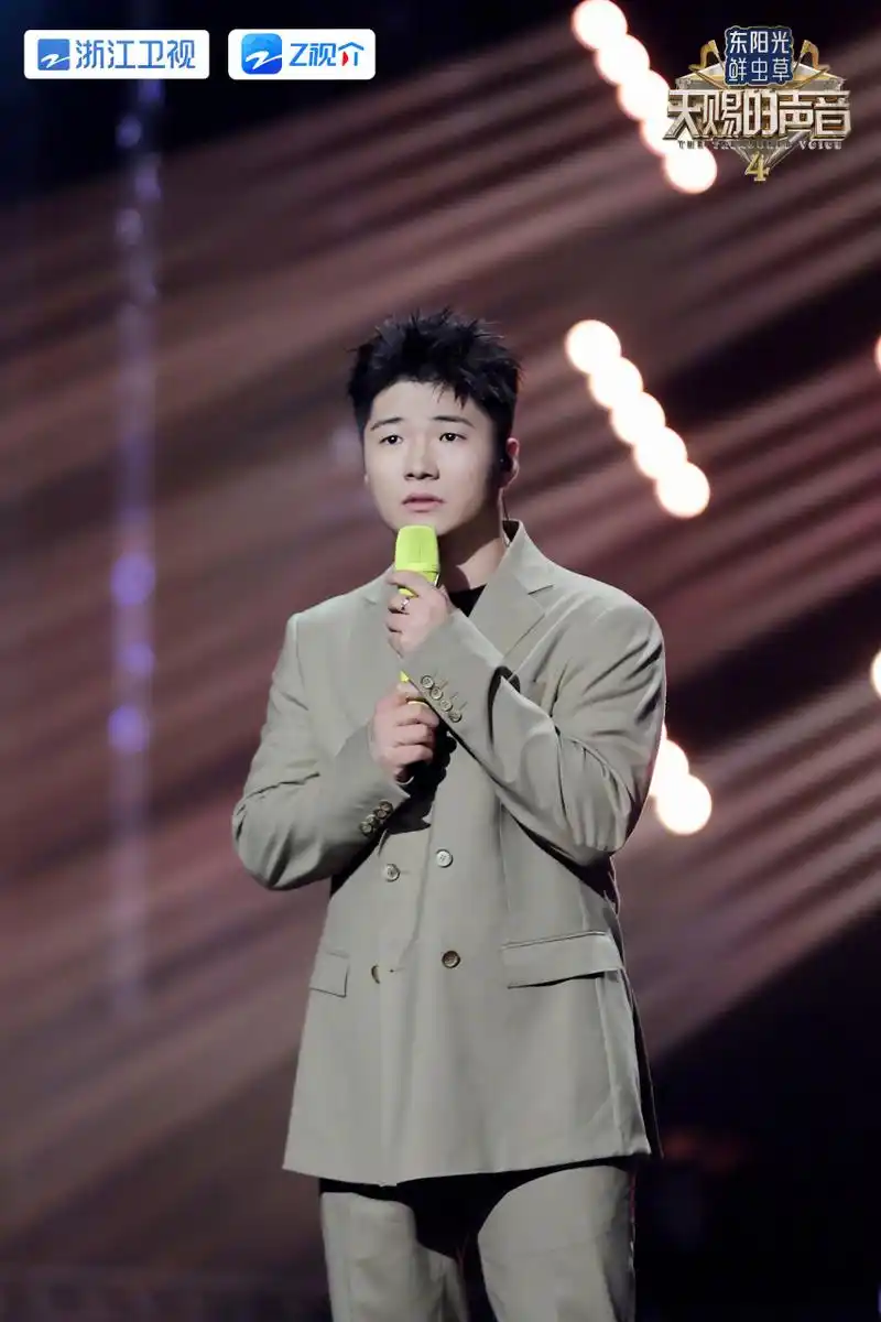 天赐的声音# 小声翻了翻壁纸库,再来送上歌手白小白,@陈冰 (按照姓名