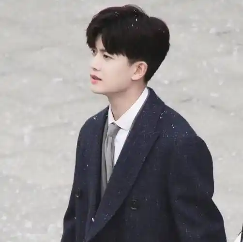 任嘉伦这也太潮了,看到他在剧组休息时的造型,确定是31岁奶爸?