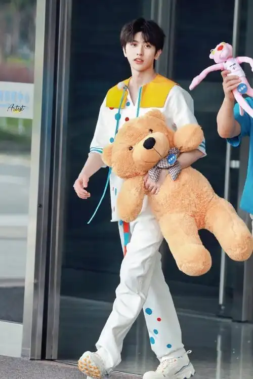 大宝宝抱着大熊02spotlight-蔡徐坤#蔡徐坤#hug me(抱我)