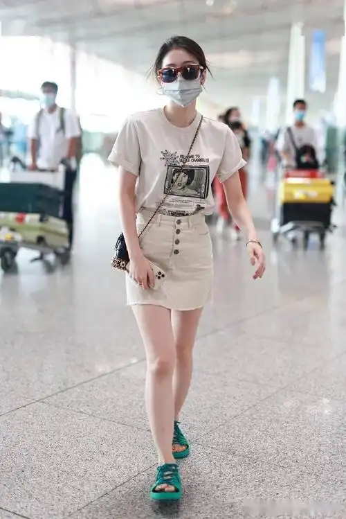 街拍:张雪迎米色印花tee  a字裙 勃肯鞋 包袋温柔雅致