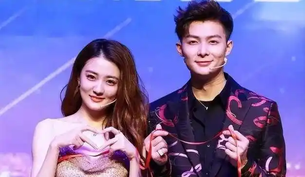 和小五岁的吴崇轩一起逛街,两人以前合作过|乔任梁|胡冰卿|姐弟恋