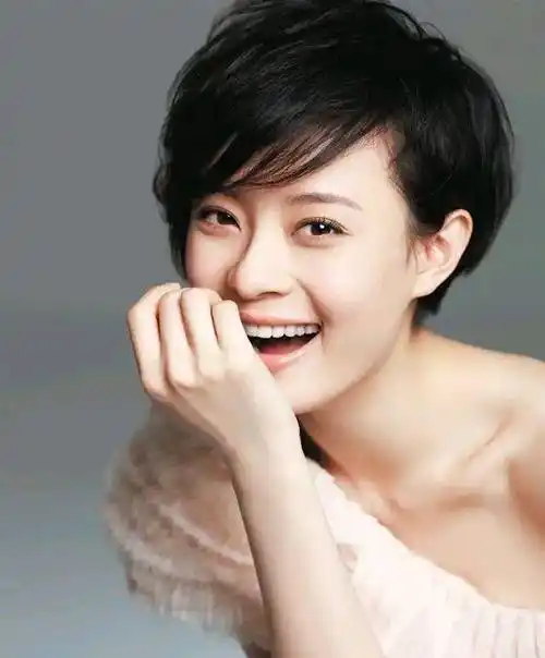 孙俪晒照分享生活日常,打扮低调朴素,提大包小包坐公交车接地气_邓超