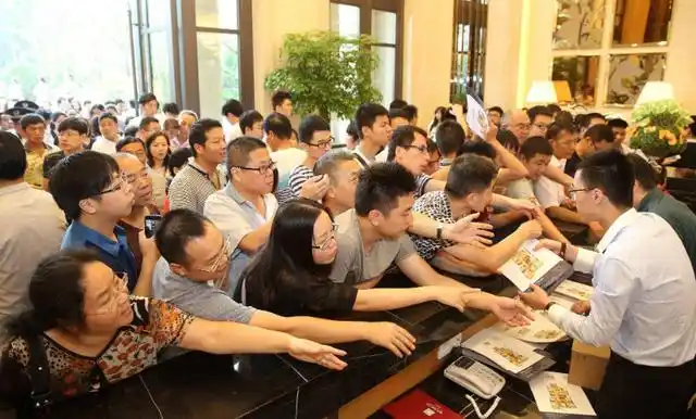 作为我国最热门的抢手行业之一,房地产销售的热度一直高居不下.