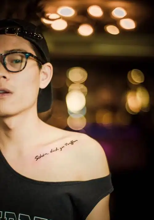 帅哥一样爱锁骨纹身图片