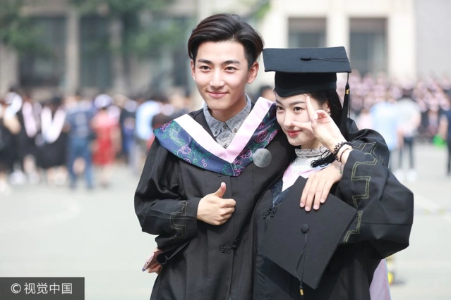 "小情侣"抱抱背背秀恩爱 中戏毕业生穿学士服展高颜值