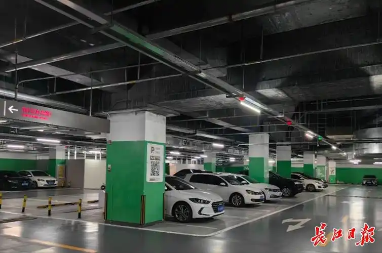 万象城地下停车场夜卡车辆有序停放.记者孙笑天 摄