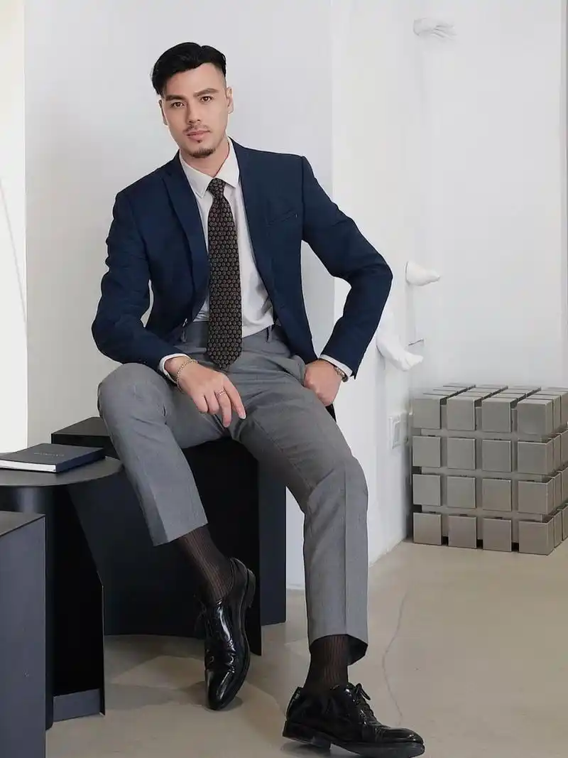 不同色系西装穿搭07 藏青西装搭配灰色西裤 黑色丝袜搭配黑色皮