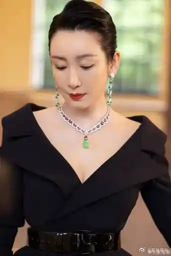 秦海璐的新刘海和新发色,今天也是电视剧《时光正好》发布会现场