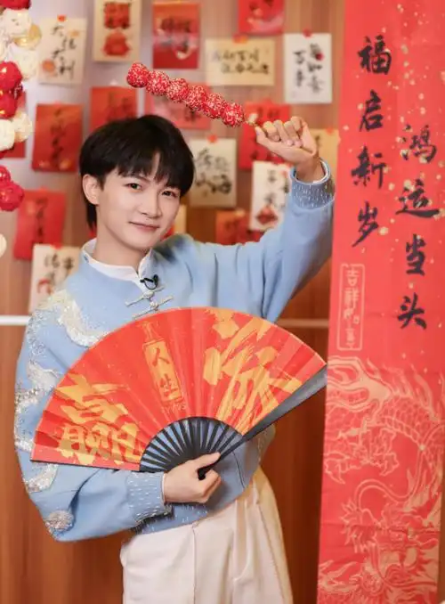 狐厂大拷问|周深回应春晚打八段锦 模仿"踢到棉花"梗引爆笑_娱乐_时候