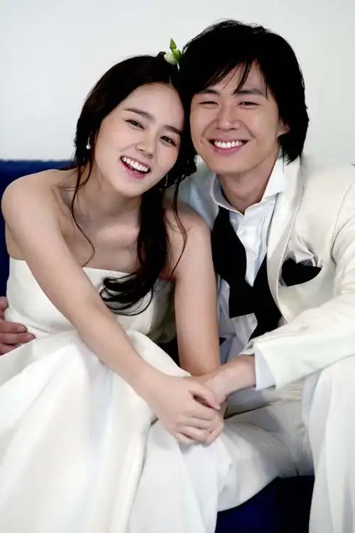 韩佳人晒照庆儿子百日与丈夫结婚14年恩爱如初为家庭淡出娱乐圈