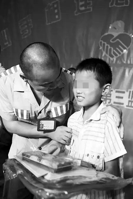 用爱心托起希望(组图)