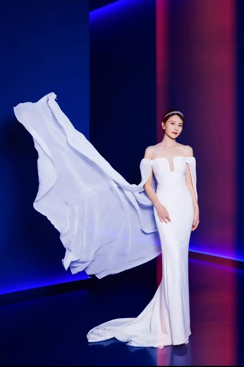 高圆圆写真大片来袭,一袭深v抹胸礼服,头戴钻石皇冠,流光溢彩,风华