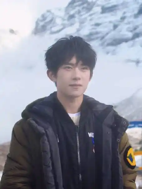 易烊千玺出发日内瓦##四字 易烊千玺 yyqx 四字弟弟