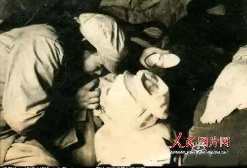 魏锡光拍摄的卫生员在整理黄继光遗体的照片