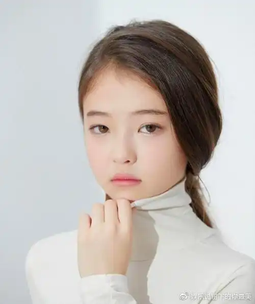 今年已经12岁的她,逐渐退去稚嫩可爱的气息,身高也越长越高,慢慢进化