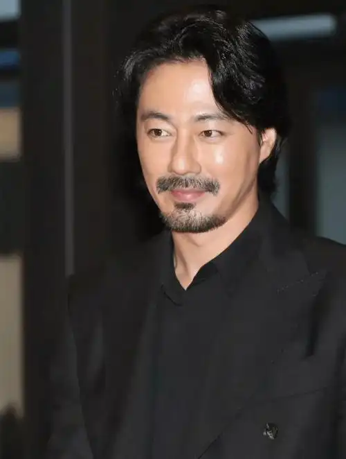 赵寅成形象大改变!42岁男神现身照片引热议,网友纷纷感叹_变化_胡子_