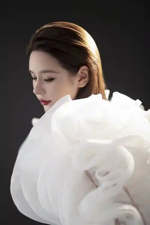 邱意浓迷幻写真曝光 缱绻光影散发魅惑气息_作品_风格_媒体