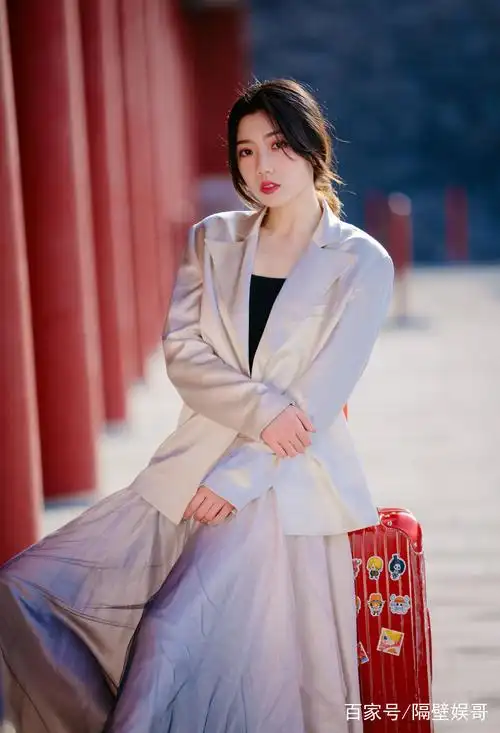 演员王薇街拍强势打卡故宫热潮,红黄琉璃瓦间彰显时尚气质