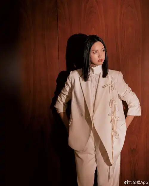 张梓琳全白西装造型##张梓琳活动状态