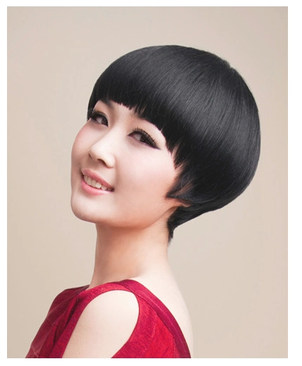 时尚看点:乌黑的蘑菇头发型让人看起来非常具有气质感,整齐的裁剪方式