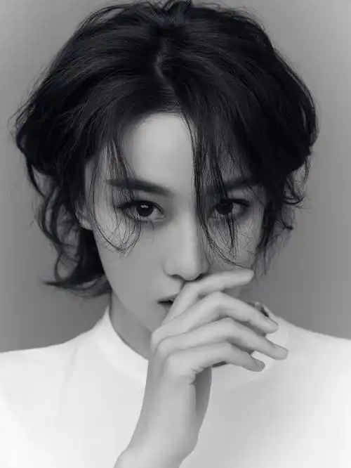 又飒又a张馨予背头短发大片释放焱人魅力