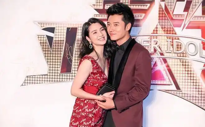 洪欣和老公同框看出气质,红色镂空裙贵气有余,女人味真挺浓的