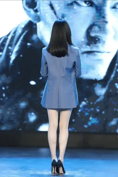 倪妮真会秀长腿穿雾蓝色西服玩下身失踪170的身高够真实
