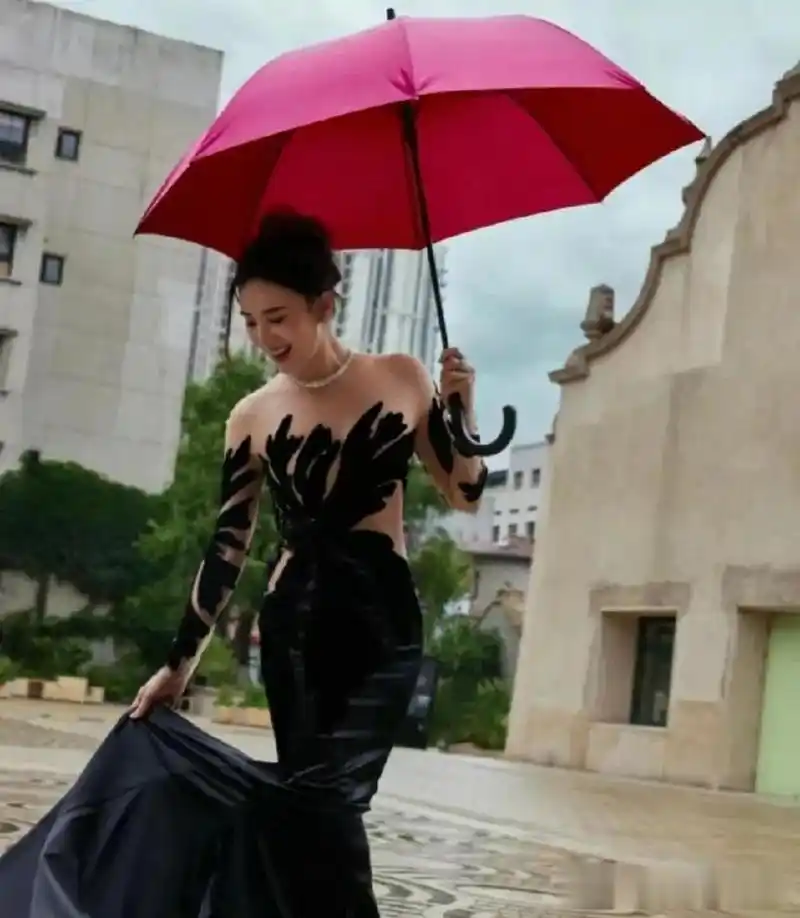 电影节走红毯,以为宋佳纹身了,再细看,原来是镂空黑裙!  太惊艳了!