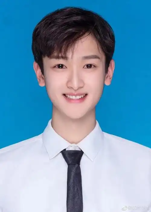 证件照清清爽爽, 是邻家大男孩既视感.