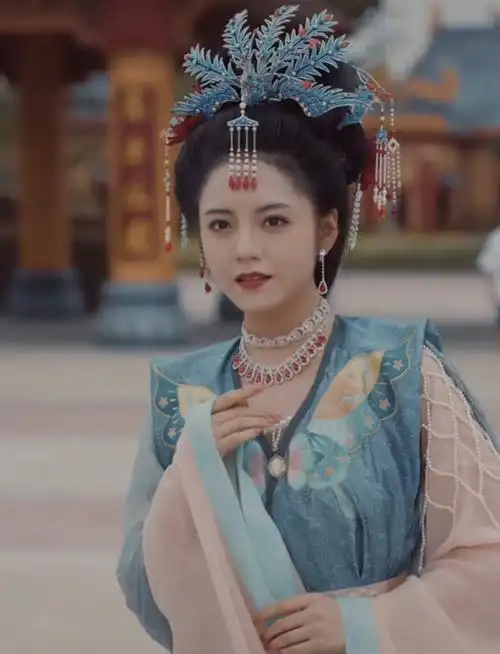 网红穿古装模仿"女儿国国王",网友:让你模仿,没有让你超越