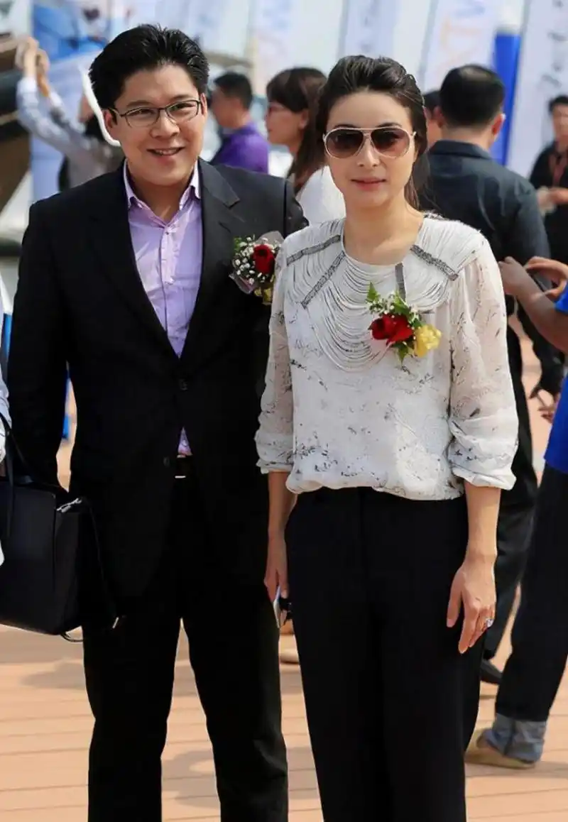 霍启刚的陪伴,独自一人出席活动,虽然站在两位男士中间,身高有些吃亏