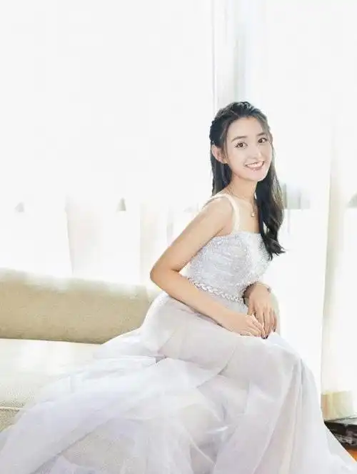 蒋依依越来越好看了t恤配牛仔裤青春靓丽有一种初恋感