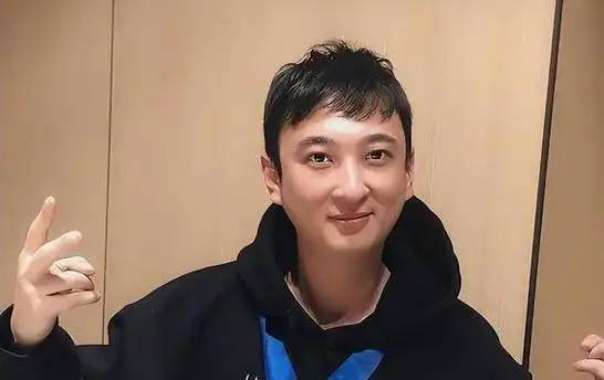 万达商管50亿被冻结王思聪却大方带女伴购物豪宅曝光13万一平