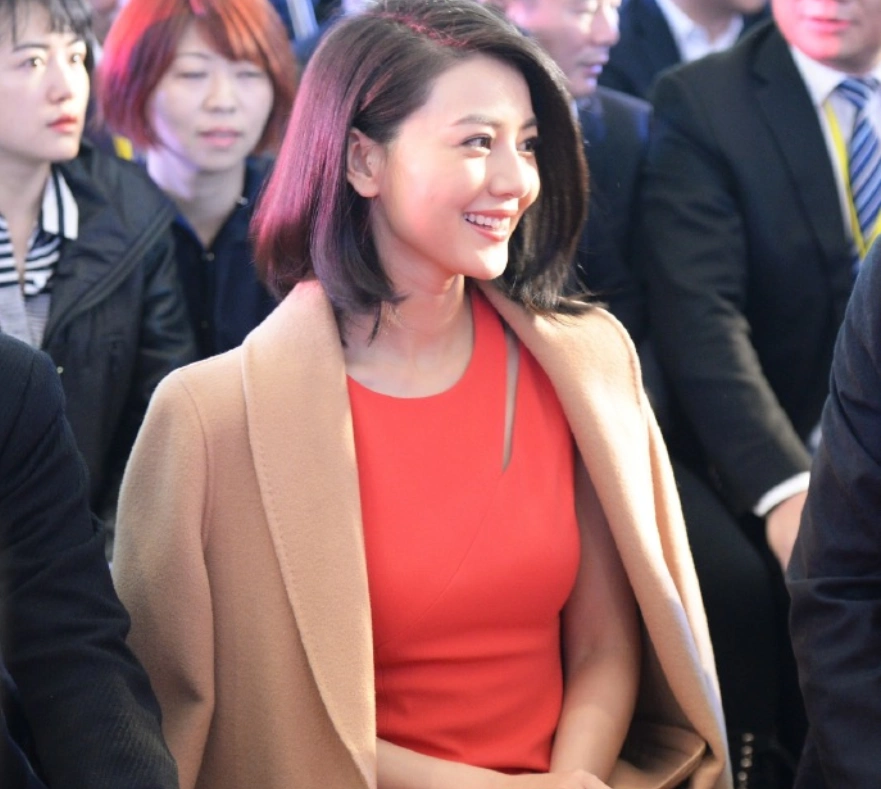 原创高圆圆高颜值任性波波头短发搭配红色连衣裙秒变优雅女神